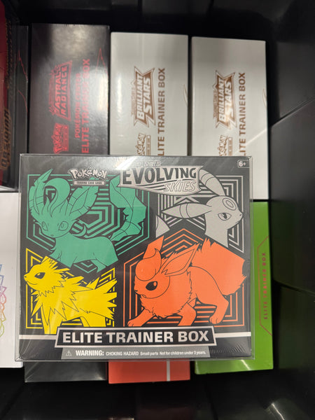 Pokemon Evolving Skies Elite Trainer Box - Flareon/Jolteon/Umbreon/Leafeon (Minor dent bottom corner - see photos)